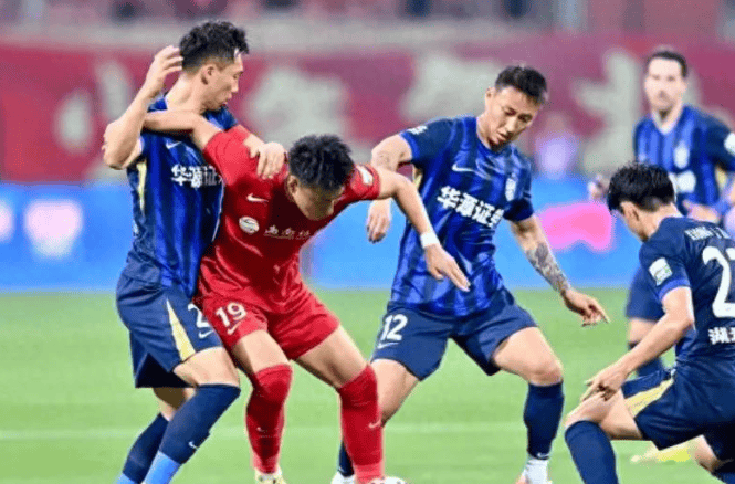 十人作战2-1登顶！重庆铜梁龙5轮11分，这升班马把中超打懵了
